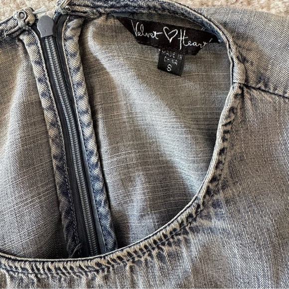 Velvet Heart Chambray Super Soft Gathered button cuff - Picture 3 of 8